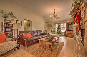 TV, fireplace, books - White River Getaway w/ Fire Pit & Trout Fishing! (Mountain View)