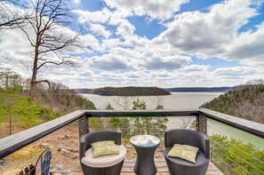 Terrace/patio - 'hickeys Hideaway' - Walk to Lake, Near Somerset (Nancy)