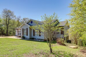 House (3 Bedrooms) | Interior - Charming Edgemont Home w/ Deck & Lake Views! (Edgemont)