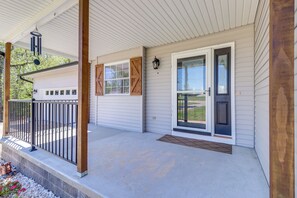 House (3 Bedrooms) | Interior - Charming Edgemont Home w/ Deck & Lake Views! (Edgemont)