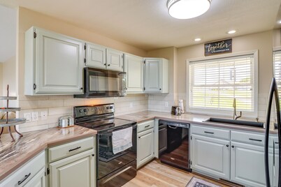 Charming Edgemont Home w/ Deck & Lake Views!