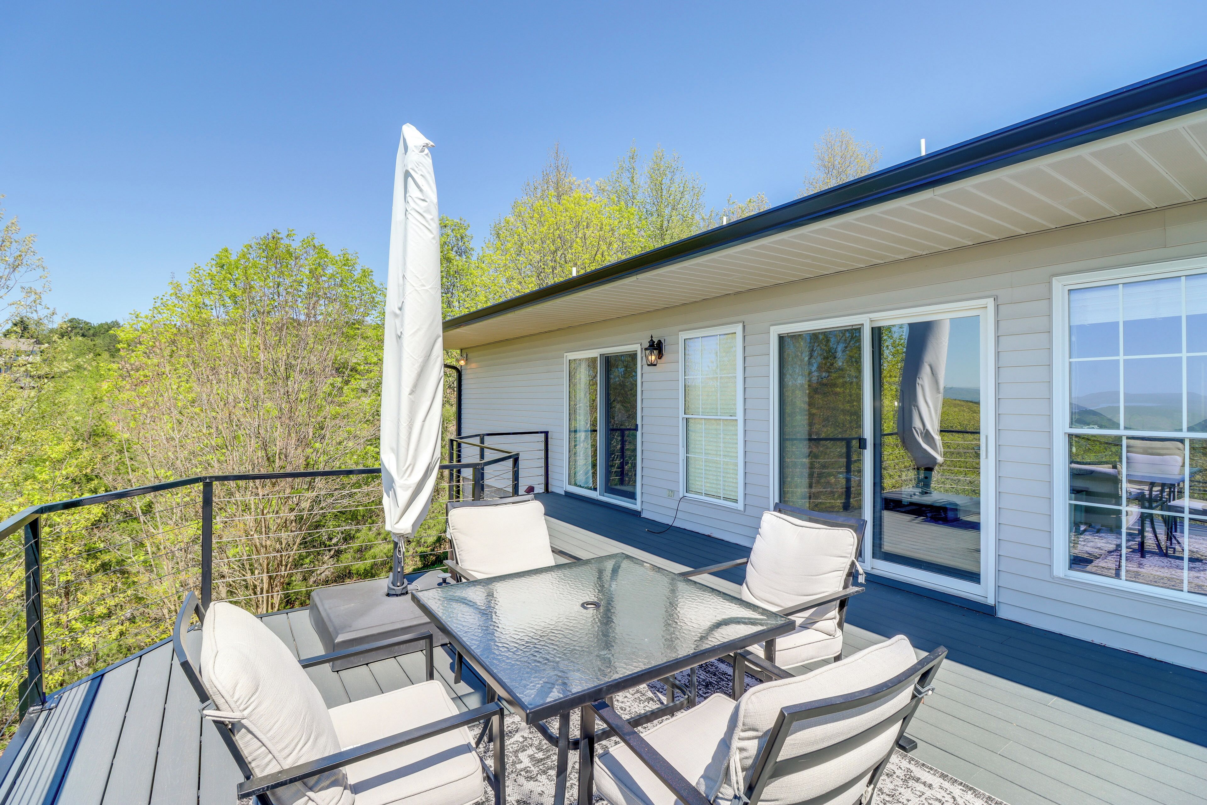 Charming Edgemont Home w/ Deck & Lake Views!