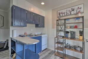 Microwave, cookware/dishes/utensils, paper towels - Cozy Rockaway Beach Studio w/ River View! (Rockaway Beach)