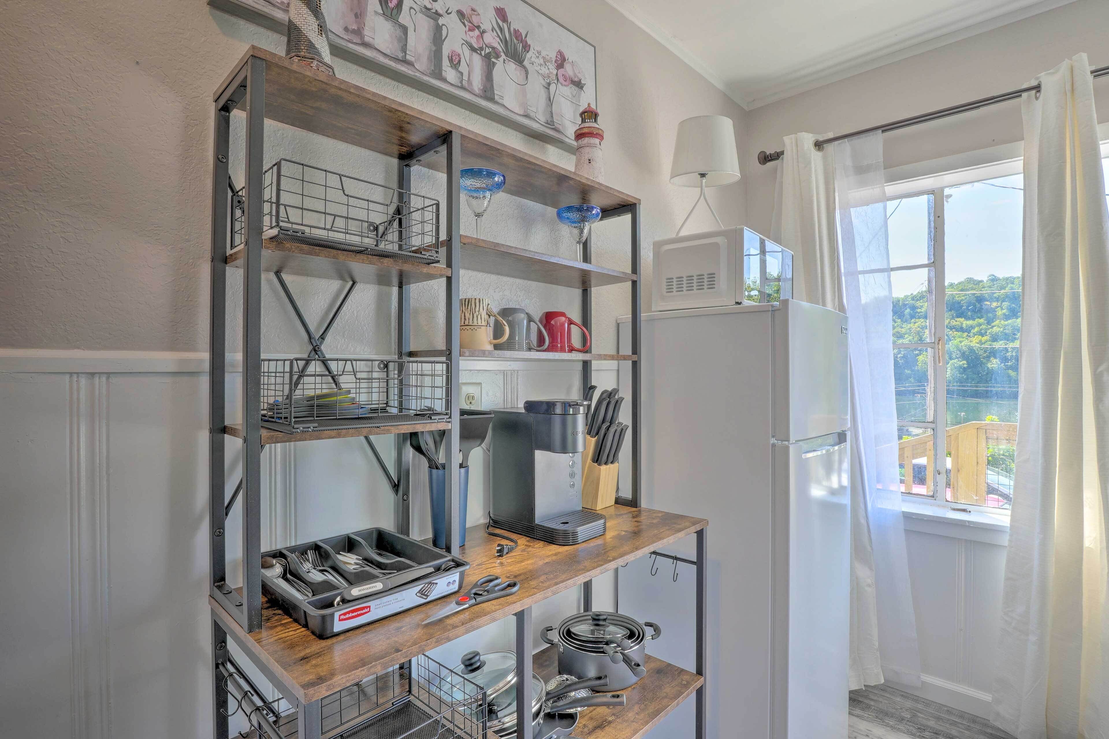 Microwave, cookware/dishes/utensils, paper towels