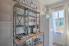 Mikrovågsugn, grytor/köksredskap och pappersservetter