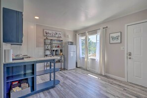 Mikrovågsugn, grytor/köksredskap och pappersservetter