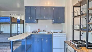 Micro-ondes, batterie de cuisine, vaisselle et ustensiles