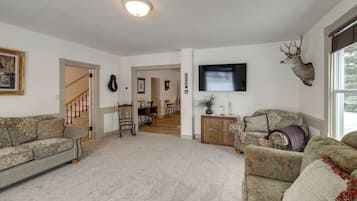 House (4 Bedrooms) | Living area | TV