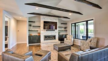 House (5 Bedrooms) | Interior