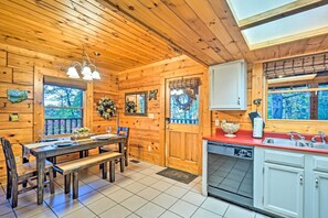 Interior - Smokies Cabin w/ Hot Tub! Group Adventure Base (Sevierville)