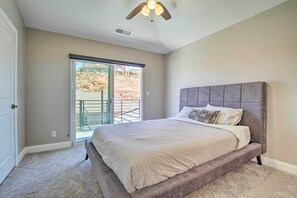 3 bedrooms, iron/ironing board, free cribs/infant beds, bed sheets - Luxury Desert Hideaway: Explore National Parks! (Washington)