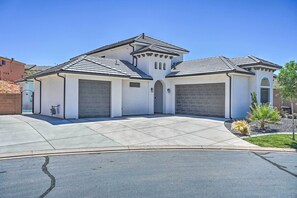 Exterior - Luxury Desert Hideaway: Explore National Parks! (Washington)