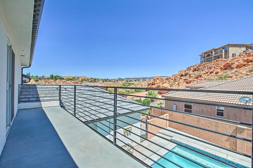 Luxury Desert Hideaway: Explore National Parks!