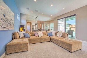 TV - Luxury Desert Hideaway: Explore National Parks! (Washington)