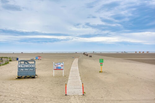 Quaint Wildwood Condo ~ Walk to Beach!