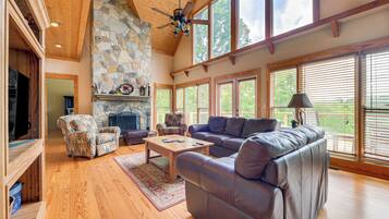 House (5 Bedrooms) | Interior