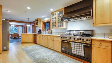 House (6 Bedrooms) | Interior