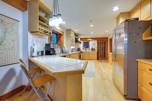 House (6 Bedrooms) | Interior