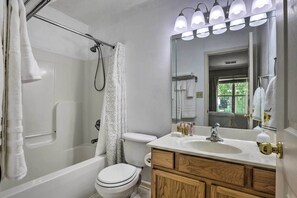 Ein Badezimmer mit Badewanne, Toilette und Waschbecken.