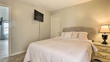 3 bedrooms, iron/ironing board, bed sheets