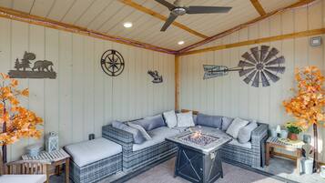 Apartment (3 Bedrooms) | Living area | TV, fireplace, DVD player