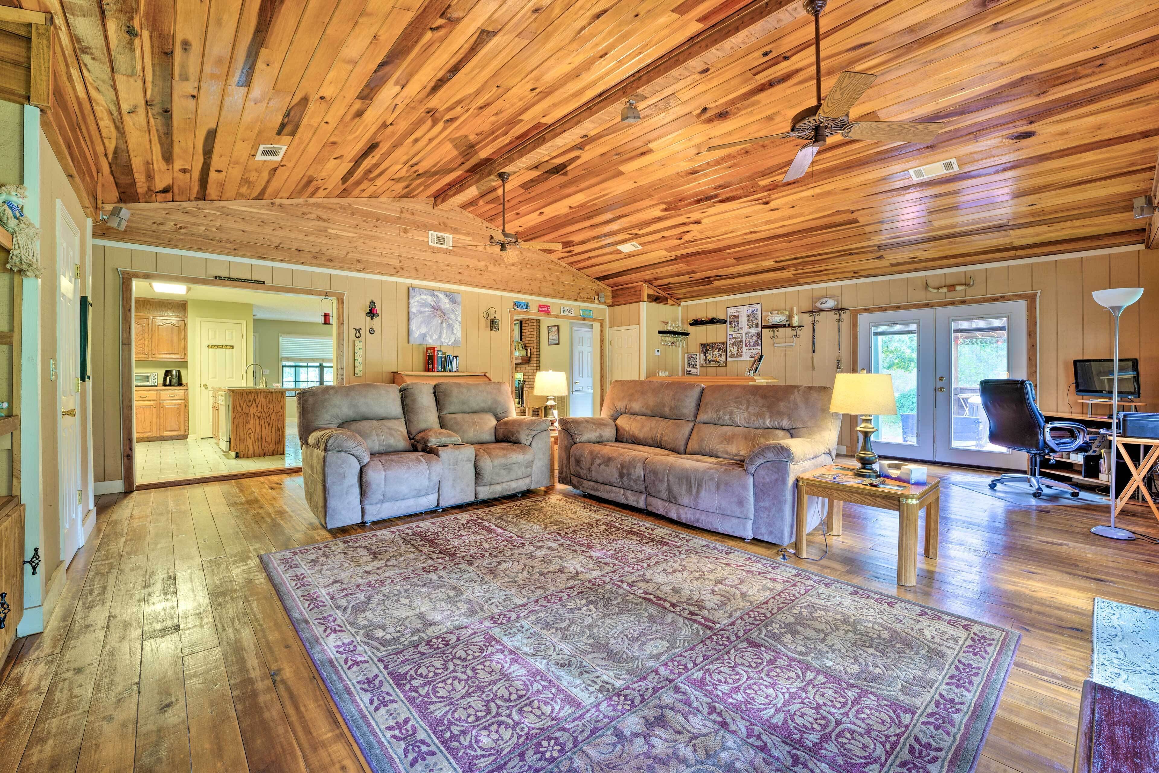 Oxford Home With Hot Tub, 10 Mi to Ole Miss