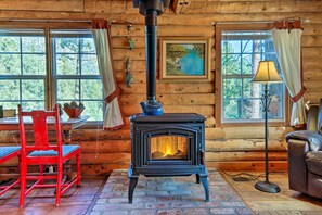 Interior - Pine Mountain Club Log Home w/ Deck + Grill! (Pine Mountain Club)