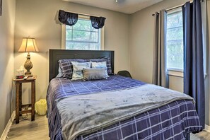 3 bedrooms, laptop workspace, iron/ironing board, free cribs/infant beds - Tallahassee Home Near FSU & Famu Campuses! (Tallahassee)