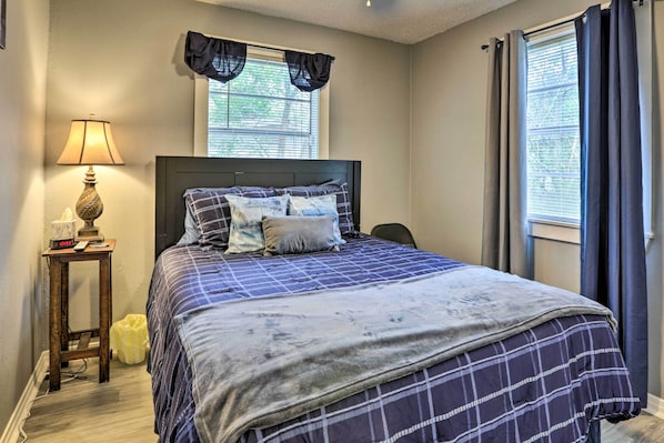 3 bedrooms, laptop workspace, iron/ironing board, free cots/infant beds