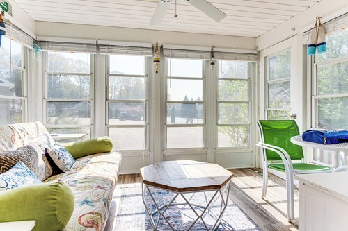 Charming Coastal Cottage w/ Pool Access!