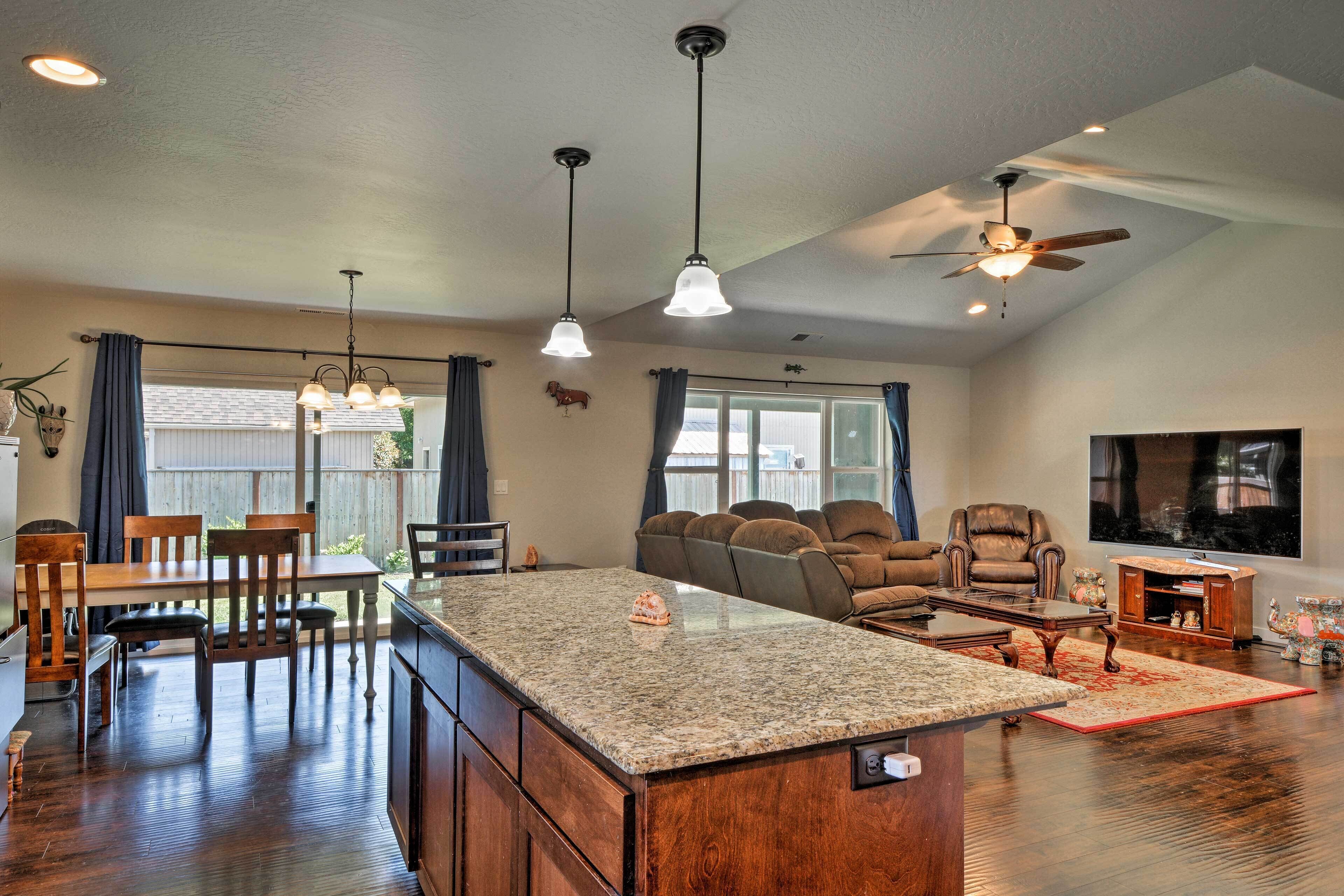 Cozy Home W/yard - 3 Mi. to Downtown Medford!