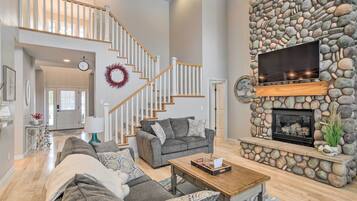 House (4 Bedrooms) | Living area | TV, fireplace, books