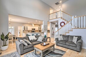 テレビ、暖炉、書庫