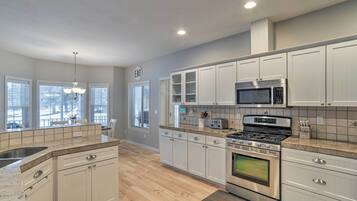 House (4 Bedrooms) | Private kitchen | Microwave, oven, stovetop, dishwasher