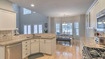 House (4 Bedrooms) | Private kitchen | Microwave, oven, stovetop, dishwasher