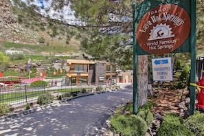 Un panneau indiquant l’entrée de Lava Hot Springs, dans l’Idaho, avec un espace de stationnement réservé aux personnes handicapées.