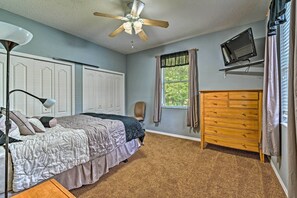 4 bedrooms, iron/ironing board, bed sheets - 'country Paradise' Retreat ~ 5 Mi to River! (Brooksville)