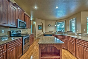 Blender, paper towels - 'country Paradise' Retreat ~ 5 Mi to River! (Brooksville)