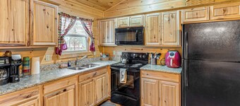 Deck & Fire Pit: Smoky Mountain Cabin Hideaway!