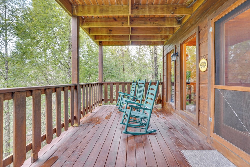 2-tier Deck & Hot Tub: Quiet Sevierville Cabin - Oldham, TN