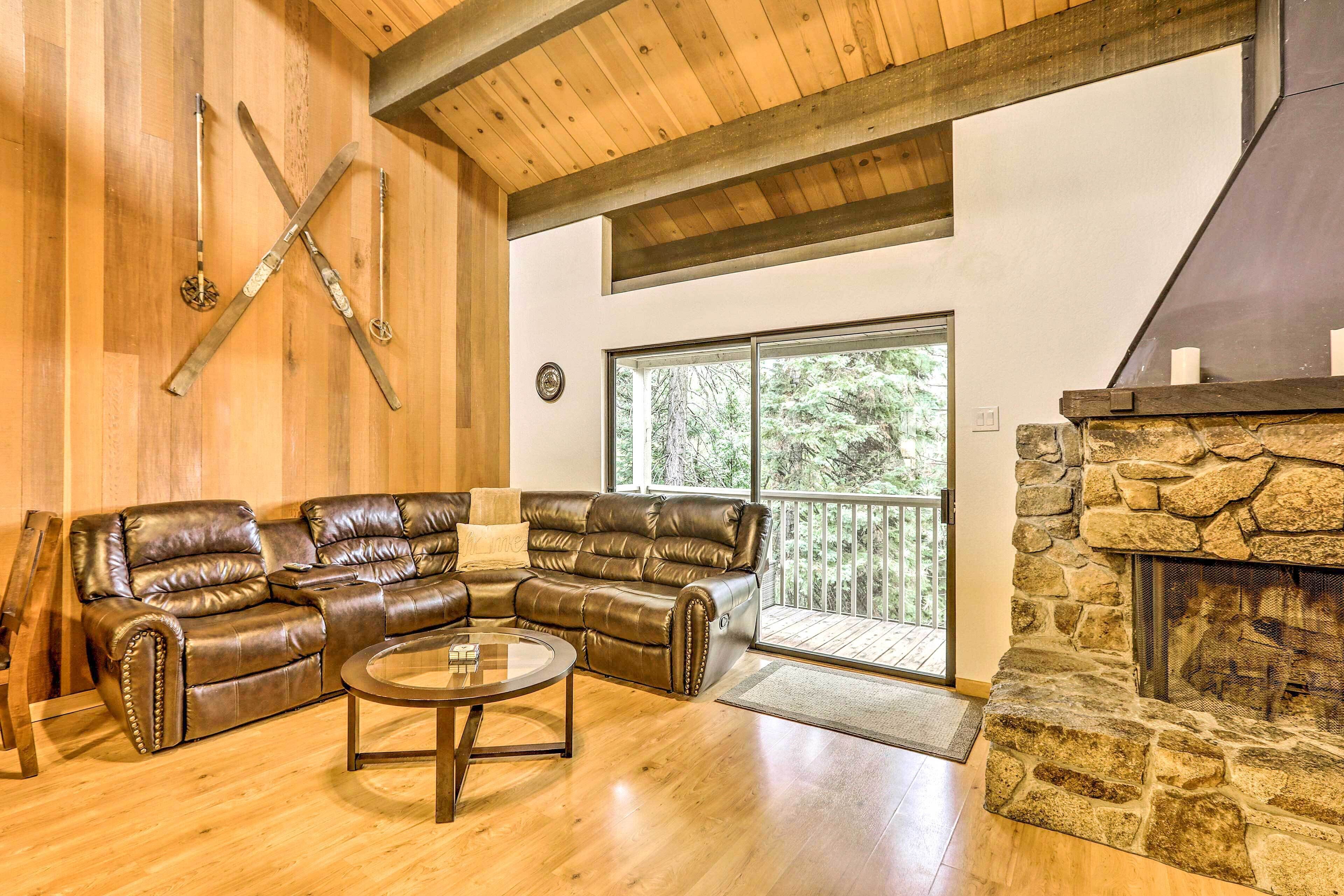 Kings Beach Condo w/ 2 Decks ~1 Mi to Lake Tahoe!