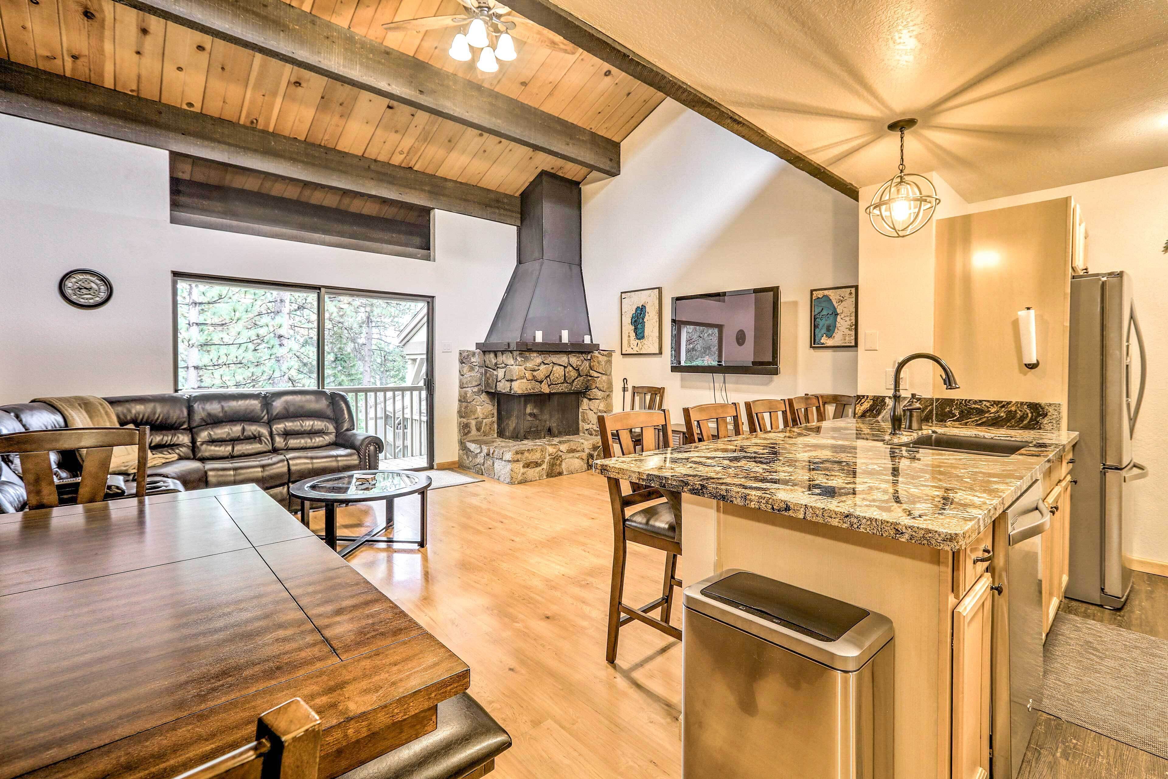 Kings Beach Condo w/ 2 Decks ~1 Mi to Lake Tahoe!