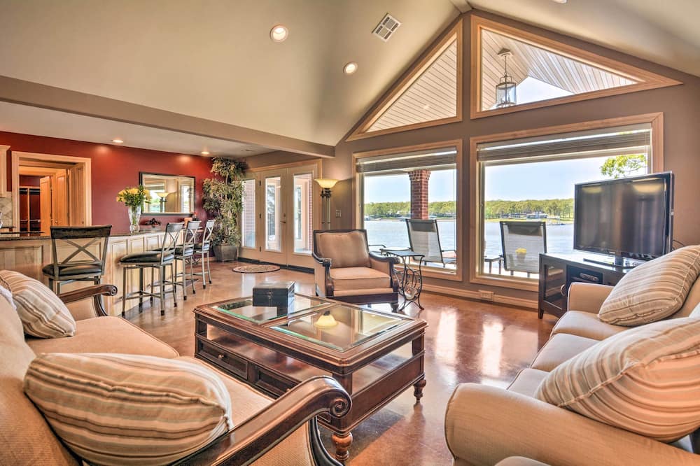 Spectacular Duck Creek Waterfront Retreat w/ Dock! - Adair, OK