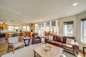 Interior - Modern Retreat w/ Hot Tub - Steps to Lake Chelan! (Manson)