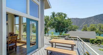 Modern Retreat w/ Hot Tub - Steps to Lake Chelan!