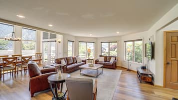 House (5 Bedrooms) | Interior