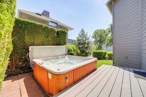 A hot tub on a wooden deck with a house in the background. - Modern Retreat w/ Hot Tub - Steps to Lake Chelan! (Manson)