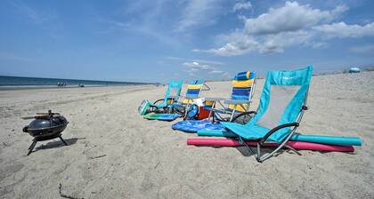 Oak Island Beachfront Condo w/ Community Pool