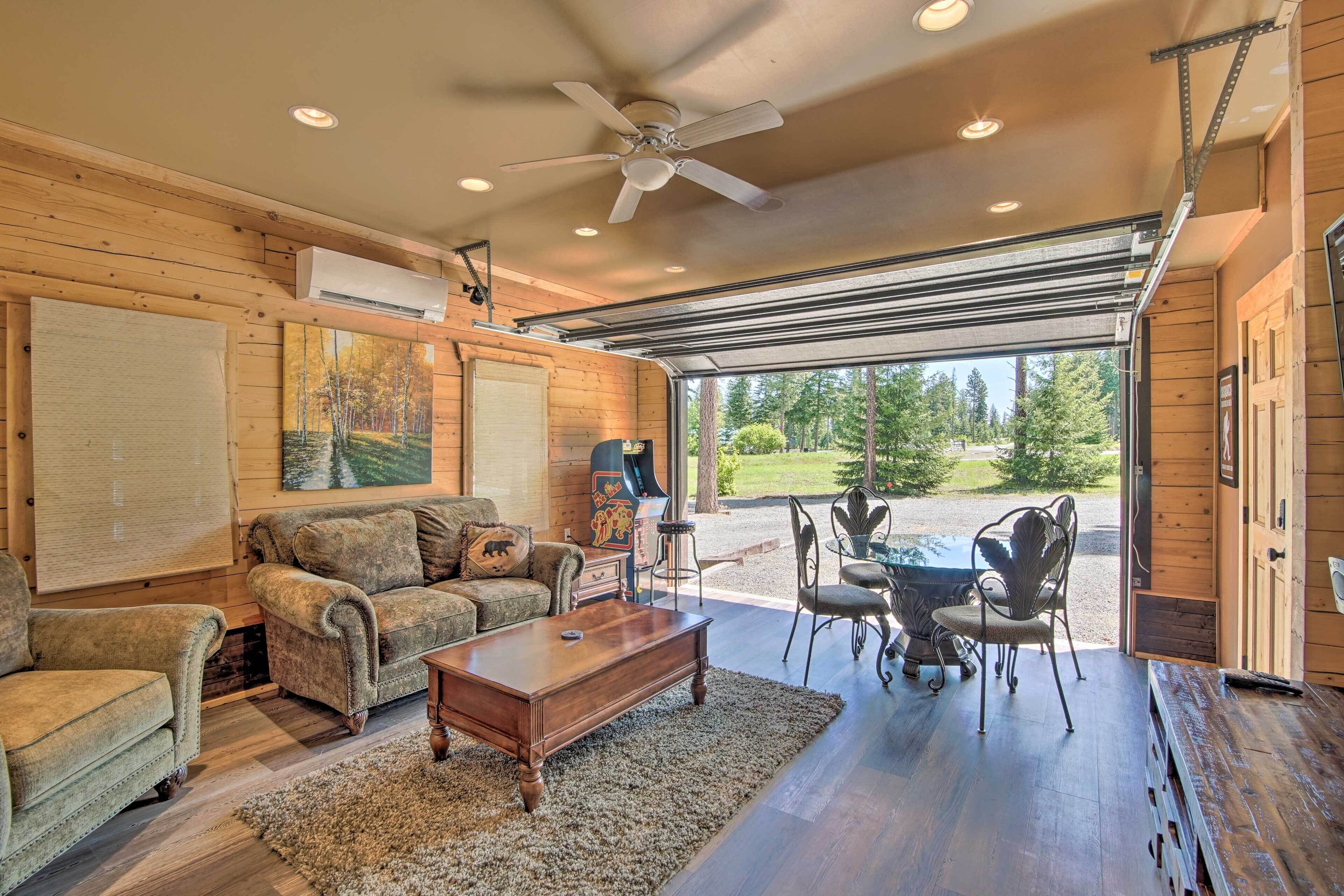 Luxury Lodge: Hot Tub, Snowmobiling & ATV Access!