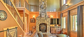 Luxury Lodge: Hot Tub, Snowmobiling & ATV Access!